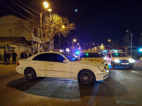 Крупное ДТП в Ереване: госпитализирована женщина с двумя детьми, ехавшая в такси - Sputnik Армения