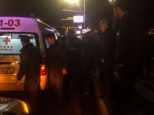 Հանգուցալուծվեց. «Հաղթանակ» կամրջից նետվել սպառնացող երիտասարդին փրկեցին. լուսանկար Հանգուցալուծվեց. «Հաղթանակ» կամրջից նետվել սպառնացող երիտասարդին փրկեցին. լուսանկար - Sputnik Արմենիա