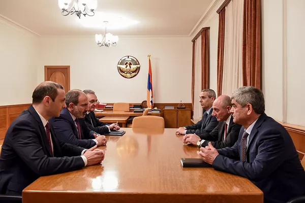 Никол Пашинян провел в Степанакерте встречу с Бако Саакяном Никол Пашинян провел в Степанакерте встречу с Бако Саакяном - Sputnik Армения