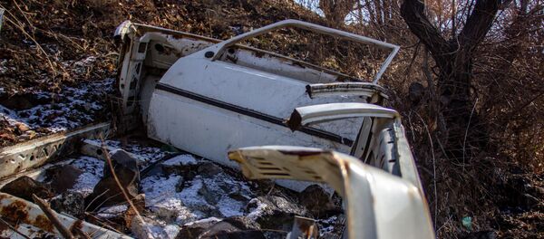 Обломки автомобиля у села Сараван, Вайоц Дзор - Sputnik Армения