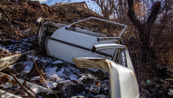 Обломки автомобиля у села Сараван, Вайоц Дзор - Sputnik Армения