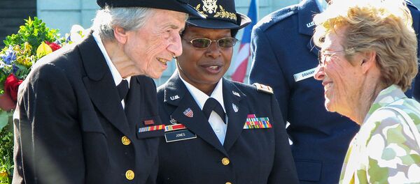 Отставной главный старшина ВМФ США Анна Дер-Вартанян (слева) пожимает руку отставному генерал-майору ВВС Жанне Холм во время церемонии Дня памяти, состоявшейся в Мемориале женщины на военной службе в Америке (26 мая 2008). Арлингтон, Вирджиния - Sputnik Արմենիա