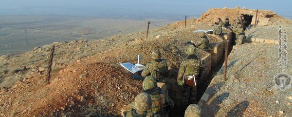 Армянские военнослужащие на боевой позиции - Sputnik Армения