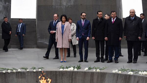 Президент Грузии Саломе Зурабишвили посетила мемориальный комплекс Цицернакаберд (13 марта 2019). Еревaн - Sputnik Արմենիա