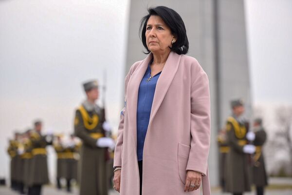 Президент Грузии Саломе Зурабишвили посетила мемориальный комплекс Цицернакаберд (13 марта 2019). Еревaн - Sputnik Армения