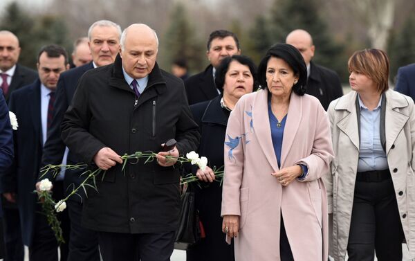 Президент Грузии Саломе Зурабишвили посетила мемориальный комплекс Цицернакаберд (13 марта 2019). Еревaн - Sputnik Армения