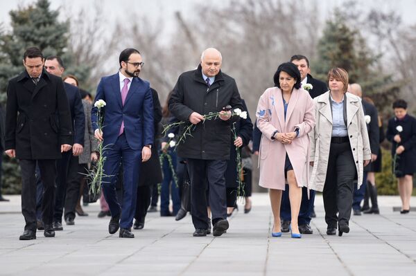 Чтим память погибших: Зурабишвили оставила запись в Книге памяти музея Геноцида армян - Sputnik Армения