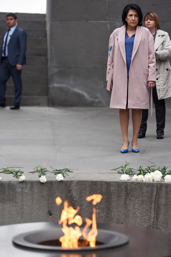 Чтим память погибших: Зурабишвили оставила запись в Книге памяти музея Геноцида армян - Sputnik Армения