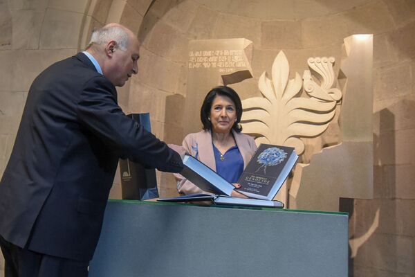 Президент Грузии Саломе Зурабишвили оставила запись в книге почетных гостей в Музее-институте Геноцида армян (13 марта 2019). Еревaн - Sputnik Армения
