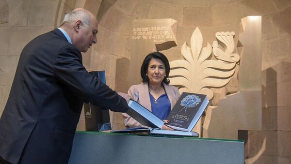 Президент Грузии Саломе Зурабишвили оставила запись в книге почетных гостей в Музее-институте Геноцида армян (13 марта 2019). Еревaн - Sputnik Армения