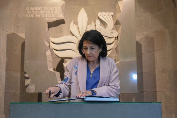 Чтим память погибших: Зурабишвили оставила запись в Книге памяти музея Геноцида армян - Sputnik Армения