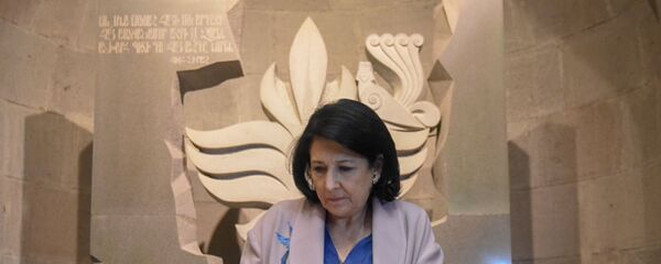 Президент Грузии Саломе Зурабишвили оставила запись в книге почетных гостей в Музее-институте Геноцида армян (13 марта 2019). Еревaн - Sputnik Արմենիա