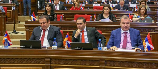 Депутаты фракции Процветающая Армения на заседании парламента (13 марта 2019). Еревaн - Sputnik Армения