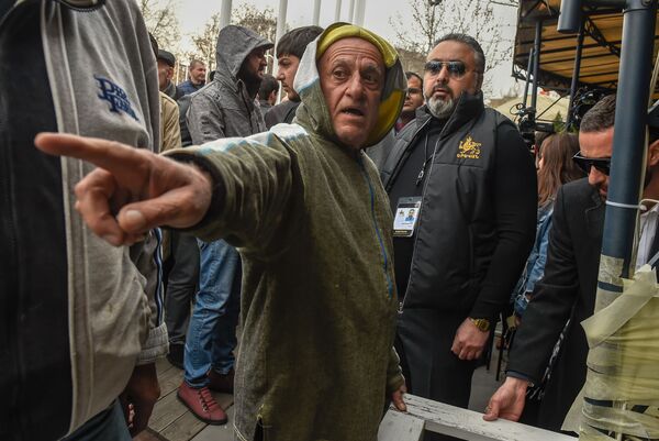 «Ես լա՜վ տղա եմ… էս երգն իմ մասին ա…». ապամոնտաժվող սրճարաններից «կարապի երգը» հնչեց - Sputnik Արմենիա