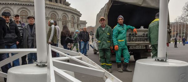 Городские власти приступили к демонтажу кафе на территории площади Свободы (13 марта 2019). Еревaн - Sputnik Армения