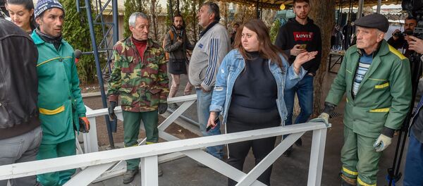 Сотрудница одного из кафе возмущена демонтажом - Sputnik Արմենիա