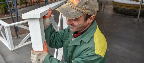 Работник мэрии демонтирует кафе на территории площади Свободы - Sputnik Армения