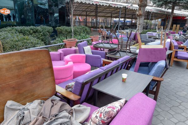 Чего им еще надо?: мэрия Еревана демонтирует кафе у Оперы, владельцы протестуют - фото - Sputnik Армения