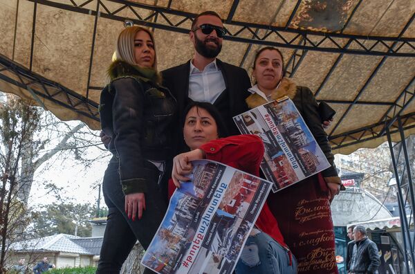 Чего им еще надо?: мэрия Еревана демонтирует кафе у Оперы, владельцы протестуют - фото - Sputnik Армения