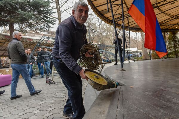 Чего им еще надо?: мэрия Еревана демонтирует кафе у Оперы, владельцы протестуют - фото - Sputnik Армения