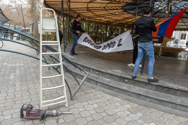 «Ես լա՜վ տղա եմ… էս երգն իմ մասին ա…». ապամոնտաժվող սրճարաններից «կարապի երգը» հնչեց - Sputnik Արմենիա