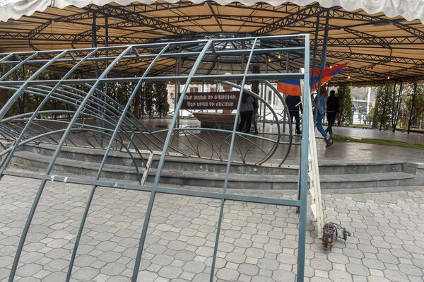 Чего им еще надо?: мэрия Еревана демонтирует кафе у Оперы, владельцы протестуют - фото - Sputnik Армения