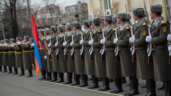 Рота почетного караула на официальной встрече президента Грузии Саломе Зурабишвили в резиденции президента Армении (13 марта 2019). Еревaн - Sputnik Армения
