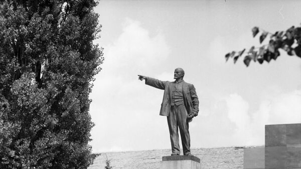 Влюбленные на свидании у памятнику Ленину в городе Белая Церковь, Украинская ССР, 1983 год - Sputnik Արմենիա