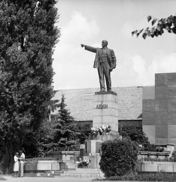 Влюбленные на свидании у памятнику Ленину в городе Белая Церковь, Украинская ССР, 1983 год - Sputnik Армения