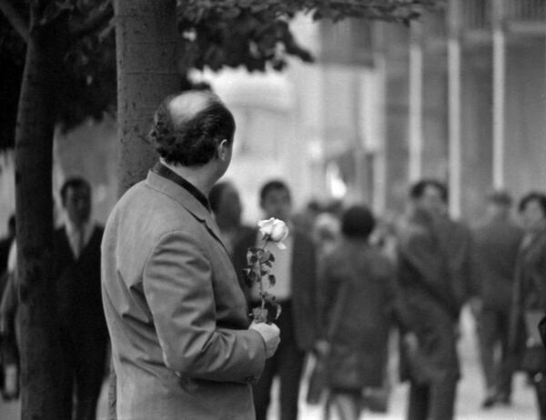 Мужчина с розой на центральной улице Одессы, Украинская ССР. 1970 год - Sputnik Армения