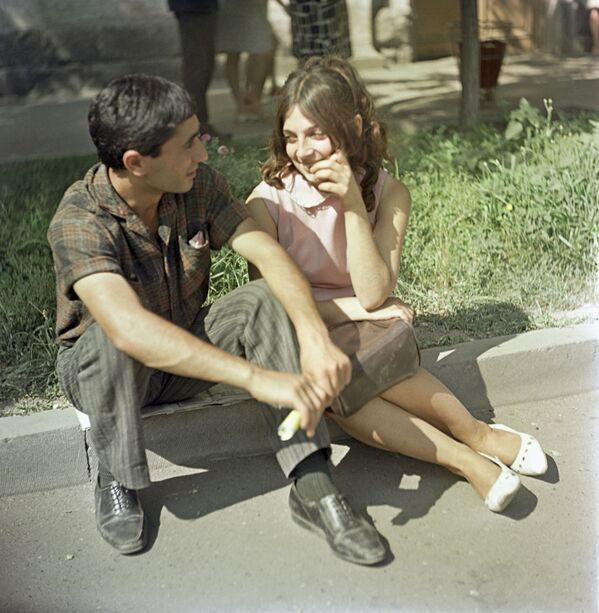 Молодые люди во время прогулки, Армянская ССР. 1969 год - Sputnik Армения