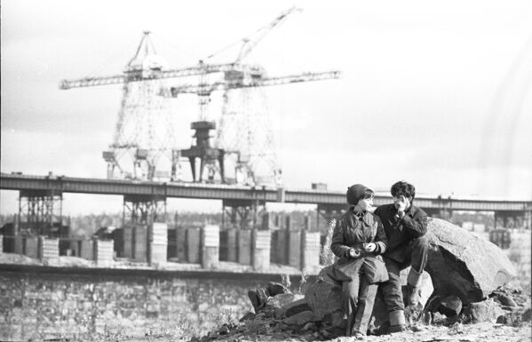 Строители Усть-Илимской ГЭС после работы, 1974 год - Sputnik Армения