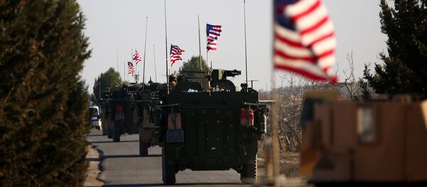 Колонна бронетехники ВС США проезжает вблизи западной окраины сирийского города Манбидж (5 марта 2017). Деревня Яланлы, Сирия - Sputnik Армения