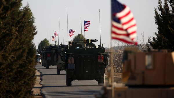 Колонна бронетехники ВС США проезжает вблизи западной окраины сирийского города Манбидж (5 марта 2017). Деревня Яланлы, Сирия - Sputnik Армения