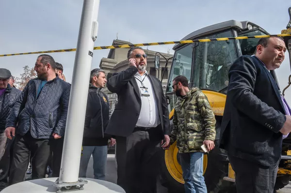 Сотрудники демонтируемых в Ереване кафе перекрыли дорогу, полиция пытается их поднять Сотрудники демонтируемых в Ереване кафе перекрыли дорогу, полиция пытается их поднять - Sputnik Армения