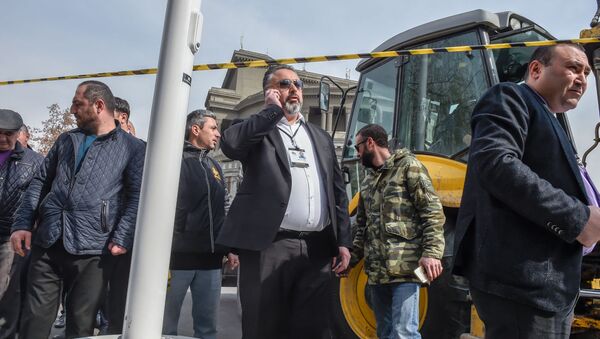 Городские власти приступили к демонтажу кафе на территории площади Свободы (14 марта 2019). Еревaн - Sputnik Արմենիա