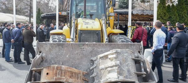 Городские власти приступили к демонтажу кафе на территории площади Свободы (14 марта 2019). Еревaн - Sputnik Армения