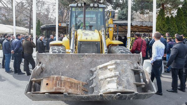 Городские власти приступили к демонтажу кафе на территории площади Свободы (14 марта 2019). Еревaн - Sputnik Армения