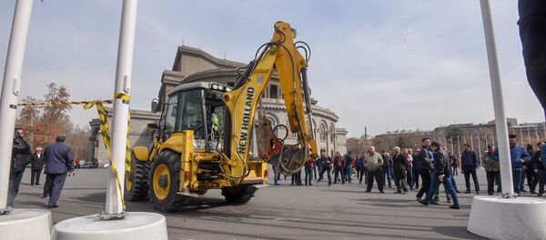 Городские власти приступили к демонтажу кафе на территории площади Свободы (14 марта 2019). Еревaн Городские власти приступили к демонтажу кафе на территории площади Свободы (14 марта 2019). Еревaн - Sputnik Արմենիա