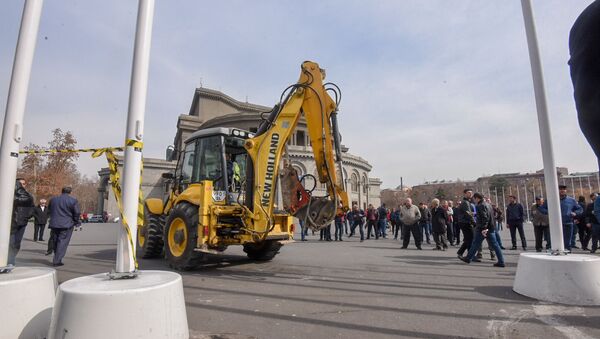 Городские власти приступили к демонтажу кафе на территории площади Свободы (14 марта 2019). Еревaн - Sputnik Արմենիա