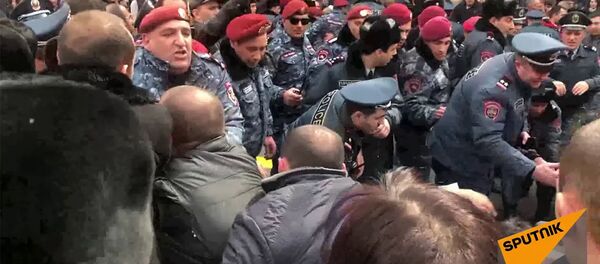 Օպերայի հարակից սրճարանների քանդման դեմ պայքարողները փակել եմ Մաշտոց Թումանյան խաչմերուկը - Sputnik Արմենիա