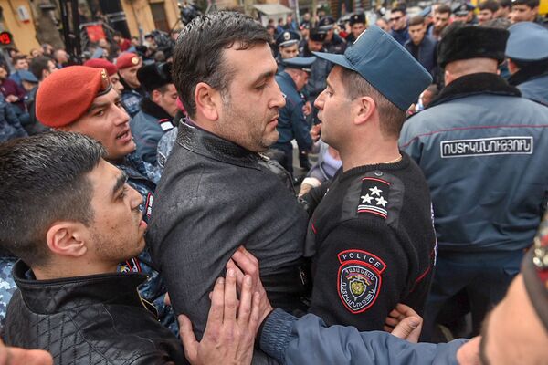 Օպերայի հարակից սրճարանների աշխատակիցների բողոքի ակցիան Երևանում - Sputnik Արմենիա
