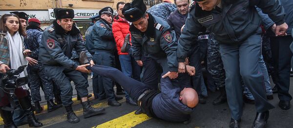 Сотрудники и собственники кафе на площади Свободы перекрыли проспект Маштоца (14 марта 2019). Еревaн - Sputnik Армения