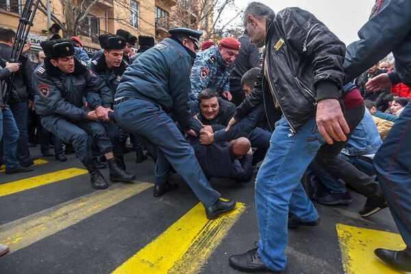 Օպերայի հարակից սրճարանների աշխատակիցների բողոքի ակցիան Երևանում - Sputnik Արմենիա