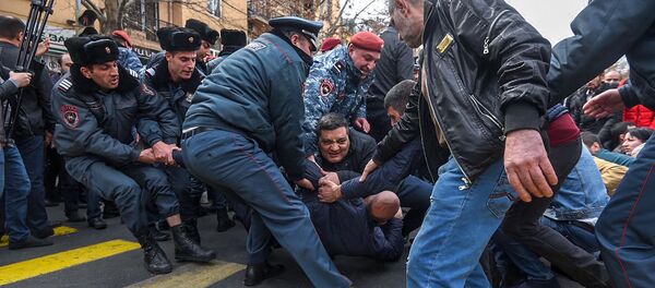 Сотрудники и собственники кафе на площади Свободы перекрыли проспект Маштоца (14 марта 2019). Еревaн - Sputnik Արմենիա