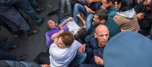 Сотрудники и собственники кафе на площади Свободы перекрыли проспект Маштоца (14 марта 2019). Еревaн - Sputnik Армения