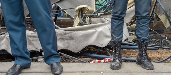 Сотрудники полиции перед демонтированным кафе на площади Свободы (14 марта 2019). Еревaн - Sputnik Արմենիա