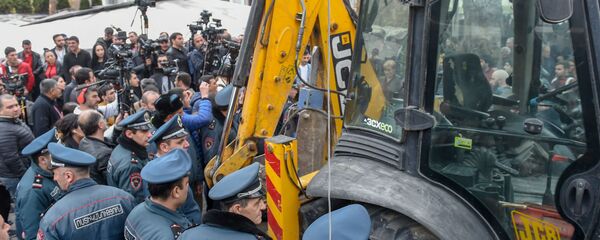 Городские власти приступили к демонтажу кафе на территории площади Свободы (14 марта 2019). Еревaн - Sputnik Армения