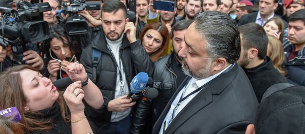 Руководитель административного района Кентрон Виктор Мнацаканян беседует с противниками сноса кафе на площади Свободы (14 марта 2019). Еревaн - Sputnik Армения