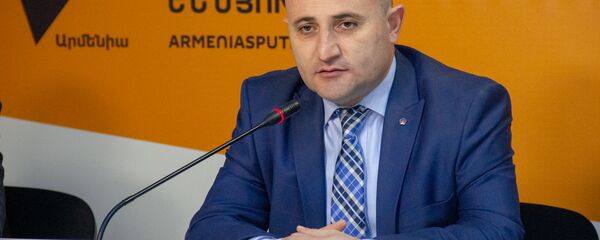 Мехак Апресян во время видеомоста Ереван-Тбилиси по теме армяно-грузинского кулинарного фестиваля (14 марта 2019). Еревaн Мехак Апресян во время видеомоста Ереван-Тбилиси по теме армяно-грузинского кулинарного фестиваля (14 марта 2019). Еревaн - Sputnik Արմենիա